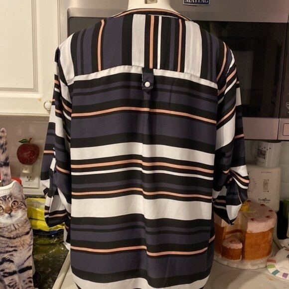 A womens Torrid stripe 3/4 roll tab sleeve plus size 2.  EUC - Picture 3 of 4